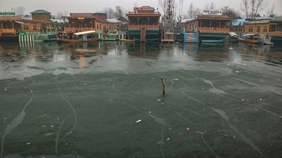 The MeT has issued an advisory predicting a slight rise in minimum temperatures by 1-2 degrees over the next two days, followed by another drop of 2-3°C by December 26.&nbsp; (Waseem Andrabi /Hindustan Times)