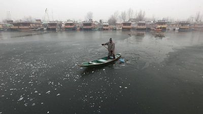 A boatman makes his way through partially frozen surface parts of Dal Lake in Srinagar, (Waseem Andrabi /Hindustan Times) A boatman makes his way through partially frozen surface parts of Dal Lake in Srinagar, (Waseem Andrabi /Hindustan Times)