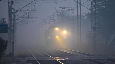 A train track in Dwarka amid heavy fog early morning. (Vipin Kumar/HT Photo)