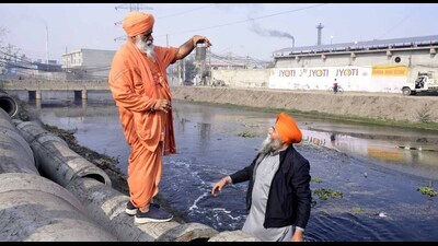 Balbir Singh Seechewal with a water sample from Buddha Nullah in Ludhiana on Sunday. (Hindustan Times) Balbir Singh Seechewal with a water sample from Buddha Nullah in Ludhiana on Sunday. (Hindustan Times)