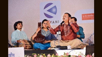 Earlier in the day, Pandit Sanjeev Abhyankar enthralled audiences with his mastery of Hindustani classical music. (HT PHOTO) Earlier in the day, Pandit Sanjeev Abhyankar enthralled audiences with his mastery of Hindustani classical music. (HT PHOTO)
