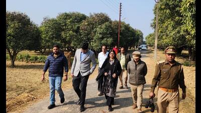 Forest officers and staff in Rehmankheda. (Sourced) Forest officers and staff in Rehmankheda. (Sourced)