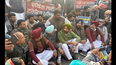 Punjab Congress chief Amarinder Singh Raja Warring and leader of Opposition Partap Singh Bajwa during a protest against the state government in Khanna on Sunday. (HT Photo) Punjab Congress chief Amarinder Singh Raja Warring and leader of Opposition Partap Singh Bajwa during a protest against the state government in Khanna on Sunday. (HT Photo)