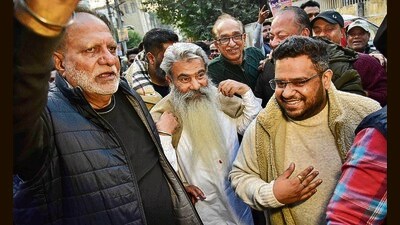 Supporters welcome former cabinet minister Bharat Bhushan Ashu after his release from jail, in Ludhiana on Sunday. (Manish/Hindustan Times) Supporters welcome former cabinet minister Bharat Bhushan Ashu after his release from jail, in Ludhiana on Sunday. (Manish/Hindustan Times)