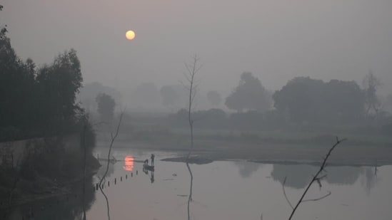 According to CPCB, air quality index between 401 and 450 is considered 'severe'. (Raj K Raj /HT Photo)