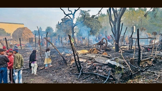 The destroyed shanties and shops after the fire near the Sirhind Canal at Garhi Tarkhana village of Machhiwara. (HT Photo)