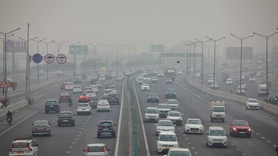 Vehicles ply on roads amid the fog on a cold winter day, in New Delhi on Monday (Vipin Kumar) Vehicles ply on roads amid the fog on a cold winter day, in New Delhi on Monday (Vipin Kumar)