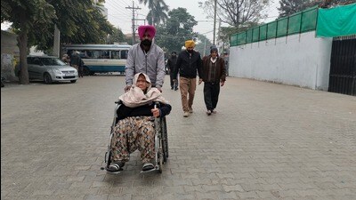 An elderly woman being taken to a polling station in Khanna’s Ward 2 on Monday. (HT photo) An elderly woman being taken to a polling station in Khanna’s Ward 2 on Monday. (HT photo)