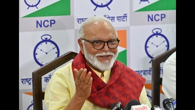 Earlier in the day, Bhujbal had an elaborate discussion with the CM in Mumbai on the prevailing political and social atmosphere in the state. (HT PHOTO) Earlier in the day, Bhujbal had an elaborate discussion with the CM in Mumbai on the prevailing political and social atmosphere in the state. (HT PHOTO)
