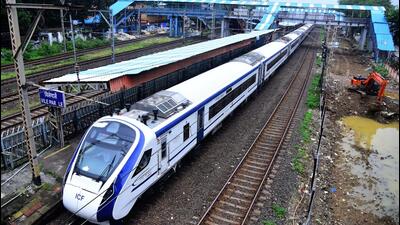 Mumbai, India - September 09, 2022: Vande Bharat Express train crossing Vile Parle railway station during its trial run, at Vile Parle, in Mumbai, India, on Friday, September 09, 2022. (Photo by Vijay Bate/HT Photo) (HT PHOTO) Mumbai, India - September 09, 2022: Vande Bharat Express train crossing Vile Parle railway station during its trial run, at Vile Parle, in Mumbai, India, on Friday, September 09, 2022. (Photo by Vijay Bate/HT Photo) (HT PHOTO)