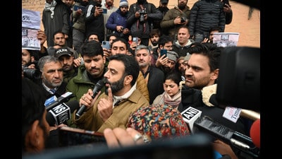 National Conference MP Aga Ruhullah ,Iltija Mufti and PDP MLA Waheed Rehman Para during a protest outside the chief minister's residence to demand rationalisation of reservation policy in Srinagar on Monday. (Waseem Andrabi /HT) National Conference MP Aga Ruhullah ,Iltija Mufti and PDP MLA Waheed Rehman Para during a protest outside the chief minister's residence to demand rationalisation of reservation policy in Srinagar on Monday. (Waseem Andrabi /HT)