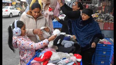 People buy woollens as mercury dips in Ludhiana on Monday. (HT Photo)