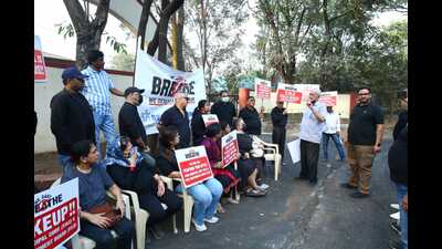Residents expressed concerns over PMC’s plans to cover the garbage depot with a shed, fearing it would trap odours and worsen conditions for workers inside. (HT PHOTO) Residents expressed concerns over PMC’s plans to cover the garbage depot with a shed, fearing it would trap odours and worsen conditions for workers inside. (HT PHOTO)