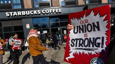 Workers picket in front of a Starbucks in the Brooklyn borough in New York, U.S. December 23, 2024. REUTERS/Eduardo Munoz (REUTERS)