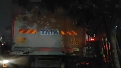 Pune accident: The truck involved in the accident (@imvivekgupta) Pune accident: The truck involved in the accident (@imvivekgupta)