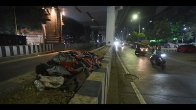The chilly winter has seen an increase in people seeking refuge in shelters. (MAHENDRA KOLHE/ HT)