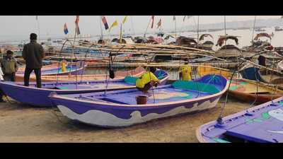 The freshly painted boats drying under the sun on banks of Sangam (HT Photo) The freshly painted boats drying under the sun on banks of Sangam (HT Photo)