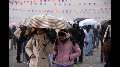 Tourists enjoying during the snowfall at Mall Road in Shimla on Monday. (Deepak Sansta / HT) Tourists enjoying during the snowfall at Mall Road in Shimla on Monday. (Deepak Sansta / HT)