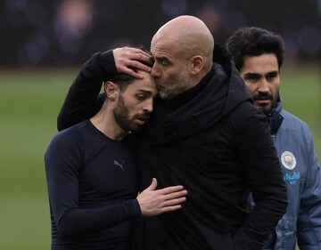 Manchester City manager Pep Guardiola and Bernardo Silva look dejected after a match. (REUTERS)