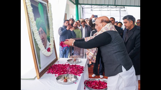 Defence minister Rajnath Singh pays floral tribute to former Haryana chief minister Om Prakash Chautala in Sirsa on Monday. (ANI)