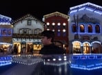 Tourism flourishes in Leavenworth amid Christmas cheer.(AP photo)