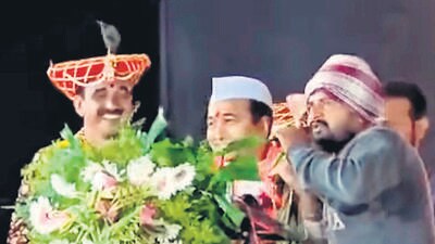 A farmer, Mahindra Surayawanshi, put an onion garland on state minister Nitesh Rane during a rally in Nashik on Monday. A farmer, Mahindra Surayawanshi, put an onion garland on state minister Nitesh Rane during a rally in Nashik on Monday.