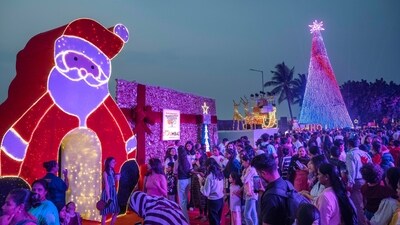 Mumbaikars celebrated Christmas eve with huge installments and exhibits adorning Carter Road, Bandra (Hindustan Times) Mumbaikars celebrated Christmas eve with huge installments and exhibits adorning Carter Road, Bandra (Hindustan Times)