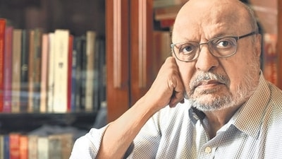 Benegal’s strongest cinematic influence came not from his cousin Guru Dutt’s emotion-saturated movies but from Satyajit Ray’s cinema of neo-realism. (Satish Bate/HT PHOTO) Benegal’s strongest cinematic influence came not from his cousin Guru Dutt’s emotion-saturated movies but from Satyajit Ray’s cinema of neo-realism. (Satish Bate/HT PHOTO)