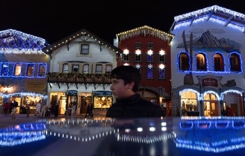 Tourism flourishes in Leavenworth amid Christmas cheer. (AP photo) Tourism flourishes in Leavenworth amid Christmas cheer. (AP photo)