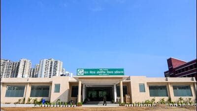 Hari Shankar Mishra, 67, the retired IAS, died due to brain haemorrhage at a private hospital in Vaishali. He was living in Noida’s Sector 76 with Shiba Shikha, who claimed to be his second wife, and got transfer certificate made from the Noida authority. (Sunil Ghosh/HT Photo) Hari Shankar Mishra, 67, the retired IAS, died due to brain haemorrhage at a private hospital in Vaishali. He was living in Noida’s Sector 76 with Shiba Shikha, who claimed to be his second wife, and got transfer certificate made from the Noida authority. (Sunil Ghosh/HT Photo)