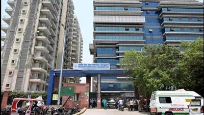 In his complaint to Dr Sunil Sharma, chief medical officer , and Dr Renu Agarwal, chief medical superintendent, the emergency and ICU in-charge, Dr Asad Mahmood has alleged that the family of a deceased patient, was charged ₹1,500 for transportation by a private ambulance driver. (HT Photo) In his complaint to Dr Sunil Sharma, chief medical officer , and Dr Renu Agarwal, chief medical superintendent, the emergency and ICU in-charge, Dr Asad Mahmood has alleged that the family of a deceased patient, was charged ₹1,500 for transportation by a private ambulance driver. (HT Photo)