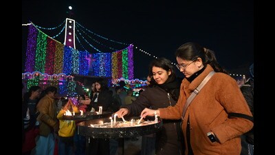 People light candles at St Joseph’s Cathedral in Lucknow on Christmas eve. (Mushtaq Ali/ Ht Photo) People light candles at St Joseph’s Cathedral in Lucknow on Christmas eve. (Mushtaq Ali/ Ht Photo)