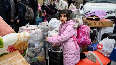 Syrian refugees living in Turkey wait in a queue to enter Syria (AFP) Syrian refugees living in Turkey wait in a queue to enter Syria (AFP)