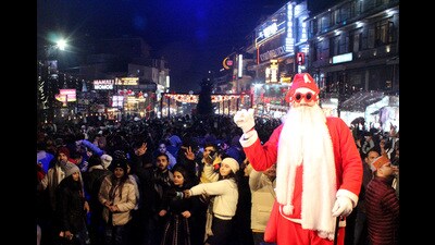 Tourists enjoy at Mall road in Manali on Christmas Eve on Tuesday. (ANI) Tourists enjoy at Mall road in Manali on Christmas Eve on Tuesday. (ANI)