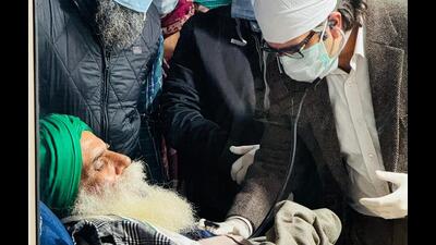 Veteran farm leader Jagjit Singh Dallewal being examined by a team of specialists from Government Rajindra Hospital at Khanauri on Tuesday. (HT)