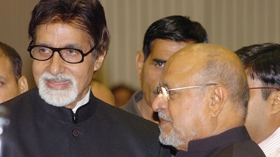 Amitabh Bachchan pays tribute to Shyam Benegal. Amitabh Bachchan pays tribute to Shyam Benegal.