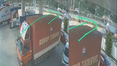 The incident occurred at around 11 am near Tippagondanahalli, along the Bengaluru-Tumakuru stretch of the highway. (X/@vijeshetty) The incident occurred at around 11 am near Tippagondanahalli, along the Bengaluru-Tumakuru stretch of the highway. (X/@vijeshetty)