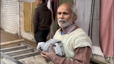Anand, 64, a farmer from Bahraich who works as a labourer in Chawri Bazar. (HT Photo) Anand, 64, a farmer from Bahraich who works as a labourer in Chawri Bazar. (HT Photo)
