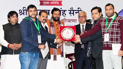 CM Nayab Singh Saini gave trophies to government employees for excellent work in Gurugram on Good Governance Day (HT Photo) CM Nayab Singh Saini gave trophies to government employees for excellent work in Gurugram on Good Governance Day (HT Photo)