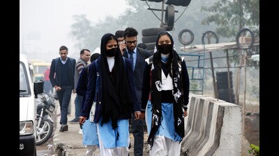 Ghaziabad India - December 22 2024: School children going to school in light rain in Ghaziabad , India on Monday, Decemberr 22 2024. (Photo bySakib Ali /Hindustan Times)
