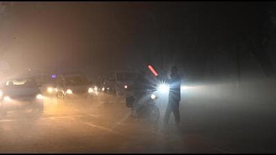 Heavy fog at Janpath on Wednesday morning. (Arvind Yadav/HT Photo) Heavy fog at Janpath on Wednesday morning. (Arvind Yadav/HT Photo)