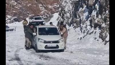 Lahaul-Spiti police on Wednesday rescued a total of 30 vehicles, assisting around 100 stranded tourists between Khangsar and Sissu towards Manali. (Sourced) Lahaul-Spiti police on Wednesday rescued a total of 30 vehicles, assisting around 100 stranded tourists between Khangsar and Sissu towards Manali. (Sourced)