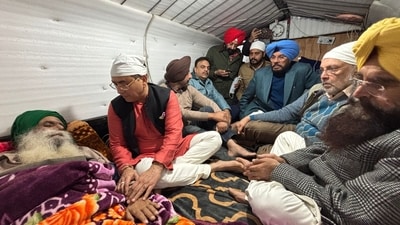 Punjab minister and AAP’s state unit chief Aman Arora, ministers Gurmeet Singh Khudian, Dr Balbir Singh and Kuldeep Singh Dhaliwal meeting farm leader Jagjit Singh Dallewal at Khanauri. (HT) Punjab minister and AAP’s state unit chief Aman Arora, ministers Gurmeet Singh Khudian, Dr Balbir Singh and Kuldeep Singh Dhaliwal meeting farm leader Jagjit Singh Dallewal at Khanauri. (HT)