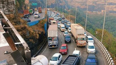 The Christmas and New Year holidays saw heavy traffic jam on the Pune-Mumbai expressway since Wednesday morning. (HT) The Christmas and New Year holidays saw heavy traffic jam on the Pune-Mumbai expressway since Wednesday morning. (HT)