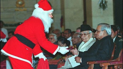 Former PM Atal Bihari Vajpayee receiving a Christmas gift from Santa Claus. (X/@IndiaHistorypic) Former PM Atal Bihari Vajpayee receiving a Christmas gift from Santa Claus. (X/@IndiaHistorypic)