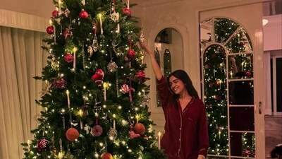 Bhumi Pednekar set up a huge Christmas tree inside her house! Bhumi Pednekar set up a huge Christmas tree inside her house!