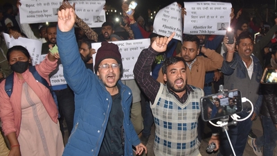 Angry protesters demonstrated against the lathi charge during dharna for a re-exam at Gardanibagh in Patna (Photo by Santosh Kumar)