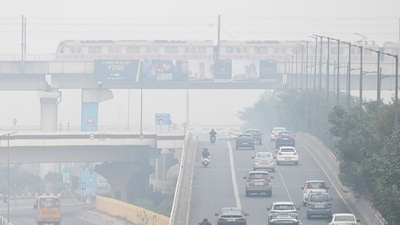 New Delhi, India- December 23, 2024: Commuters step out in light foggy winter cold morning amid rising air pollution at Mayur Vihar Road, in New Delhi, India, on Monday, December 23, 2024. (Photo by Sunil Ghosh / Hindustan Times) New Delhi, India- December 23, 2024: Commuters step out in light foggy winter cold morning amid rising air pollution at Mayur Vihar Road, in New Delhi, India, on Monday, December 23, 2024. (Photo by Sunil Ghosh / Hindustan Times)