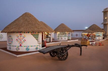 Shooting kiosks at the Utsav that sell art & craft daily from Bhuj. Live demonstrations are also available in the shopping area. Shooting kiosks at the Utsav that sell art & craft daily from Bhuj. Live demonstrations are also available in the shopping area.