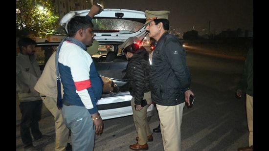 Ghaziabad Police on alert and conducting checks at 26 different locations to check instances of drunken driving and stunts ahead of New Year’s Eve. (HT PHOTO)